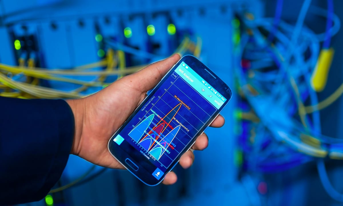 Smartphone met netwerkmonitoring in een serveromgeving